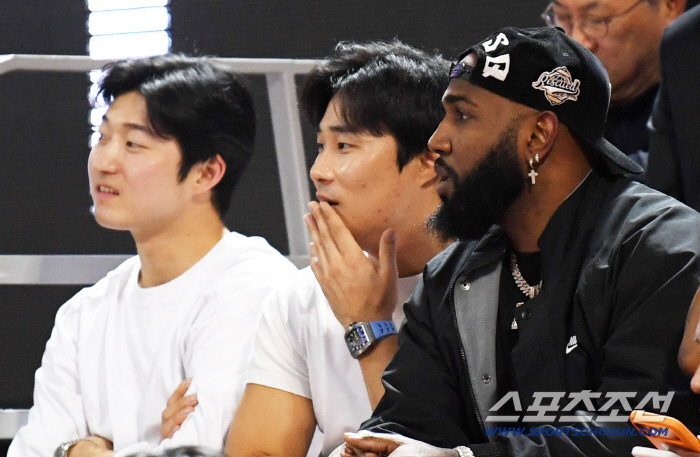  Major leaguer Kim Ha-sung Marcel Oh Ju-na is fascinated by Korean basketball