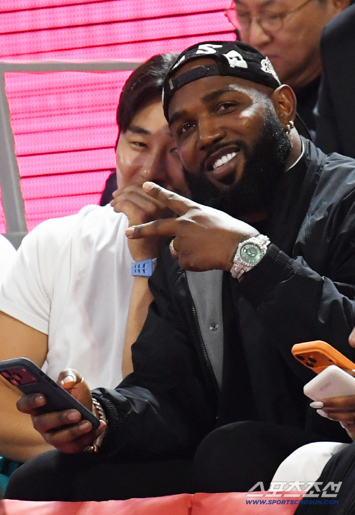  Major leaguer Kim Ha-sung's shy expression after finding reporters