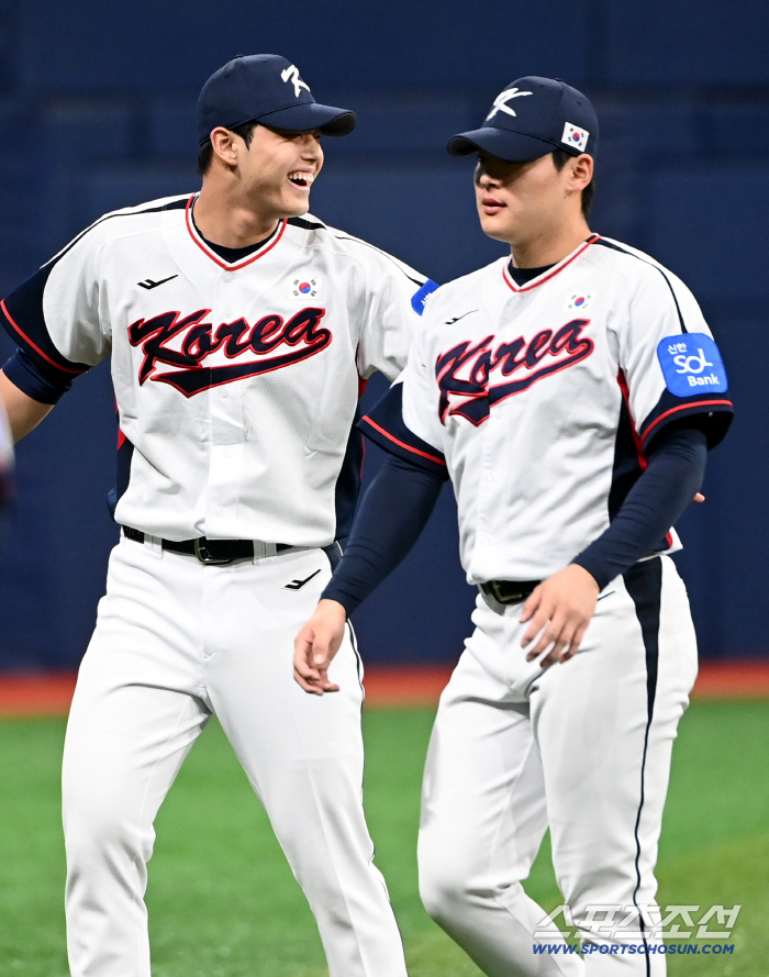  Moon Dong-ju and Cho Byung-hyun have fun training for the national team