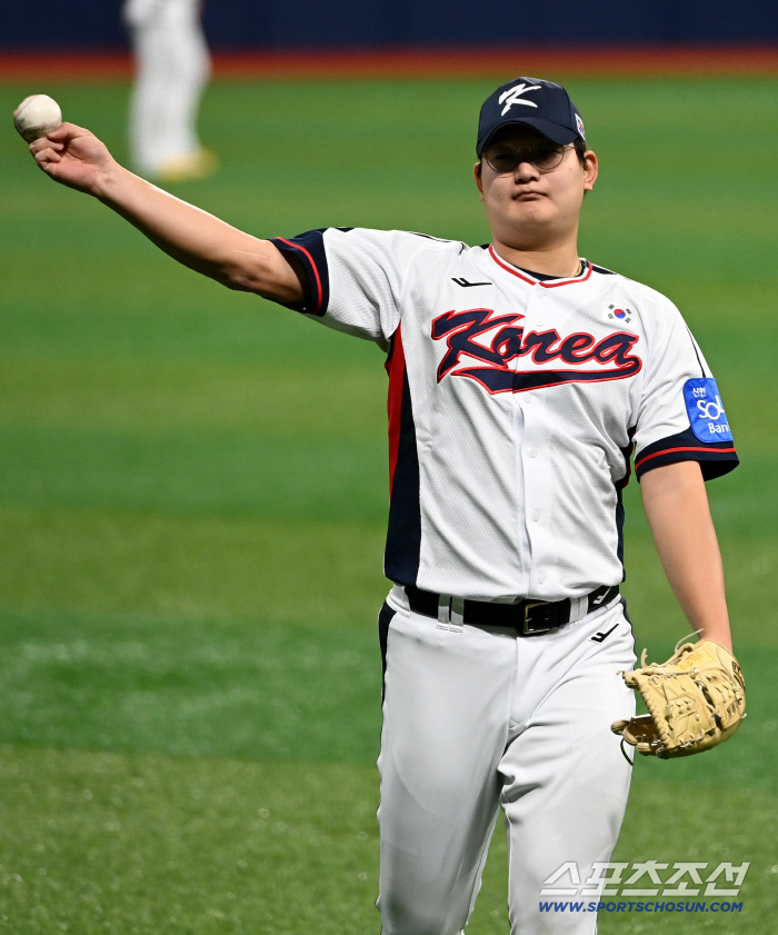  Seohyun is playing catch