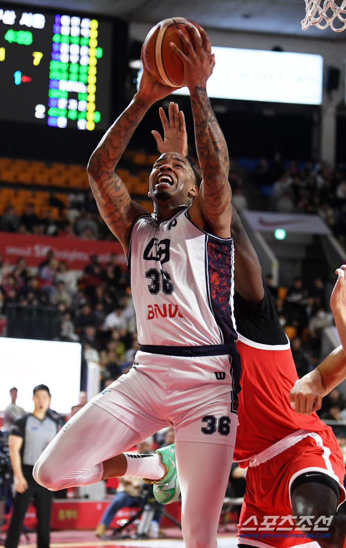  Shawn Rong, shoot past Warnie