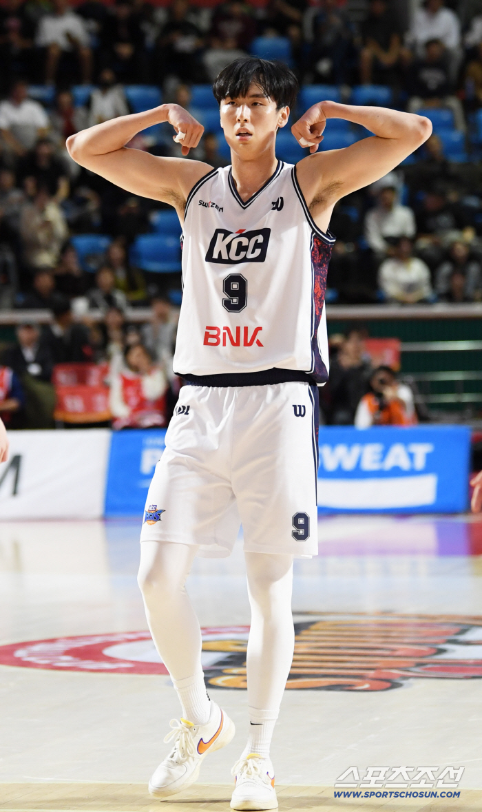  Song Kyochang's biceps ceremony