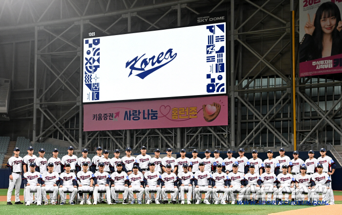 South Korea's national baseball team enters Gocheok Dome as a whole