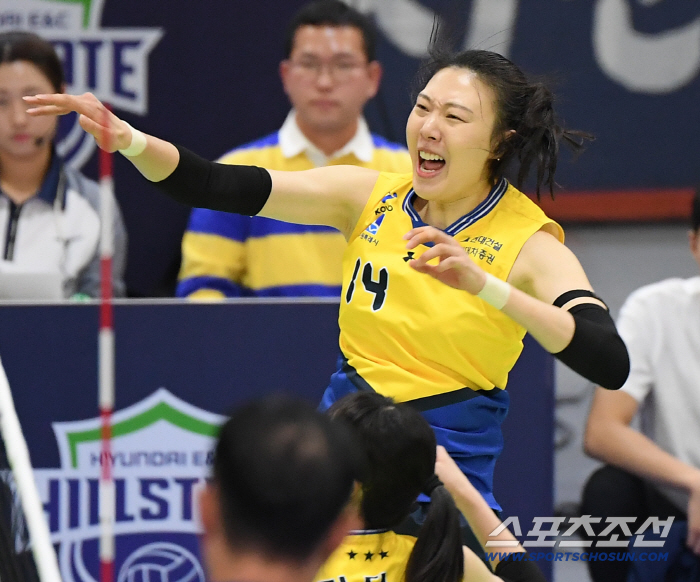  Yang Hyojin is happy after successful attack