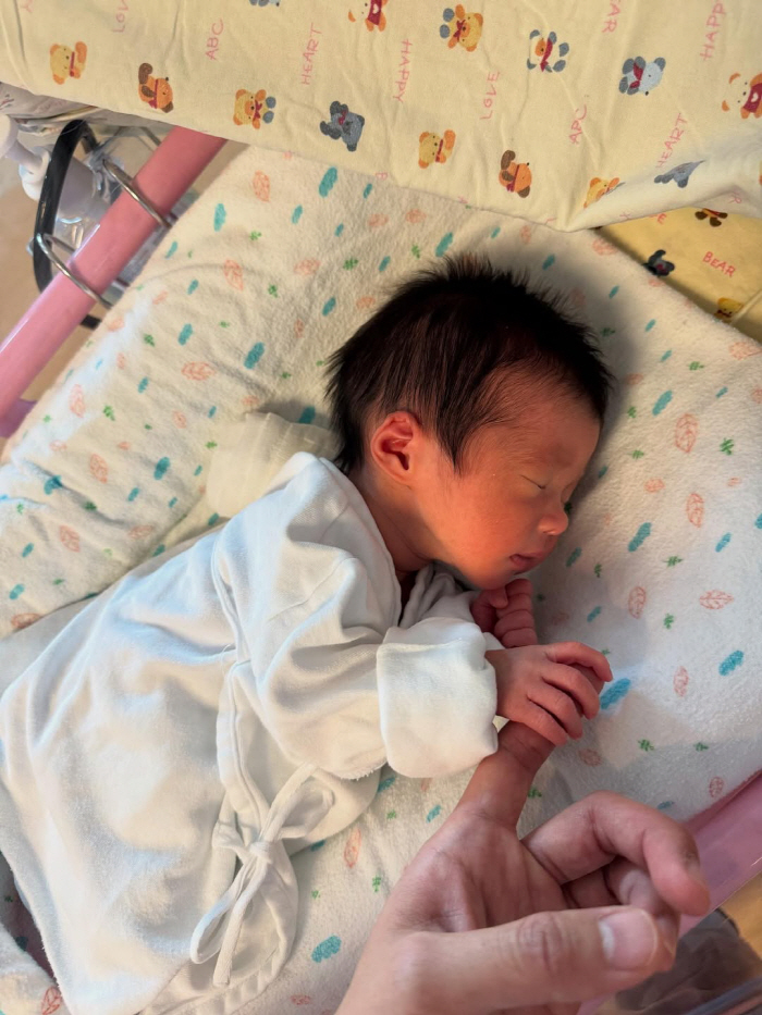 After divorce, pregnant Lee Si-young gives birth to her second daughter on the 4th. I will make you happy for life