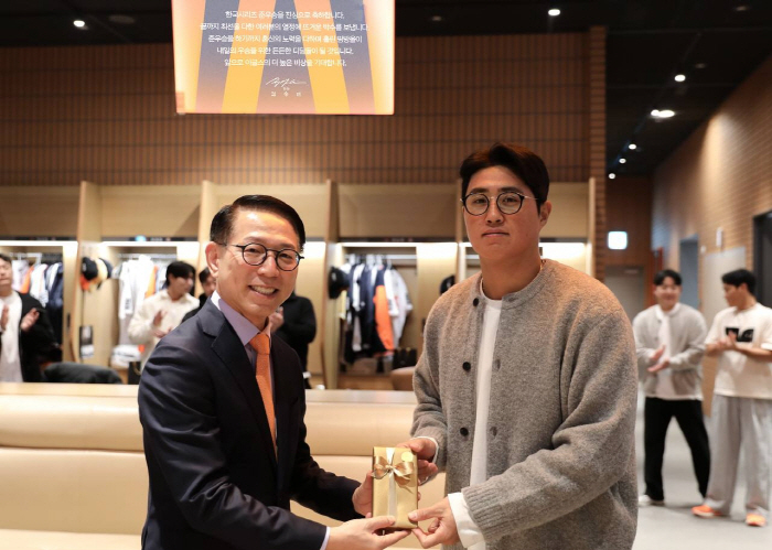 Congratulations on winning the runner-up prize in the Korean Series Big Chairman Gave You 60 New Orange Cell Phones