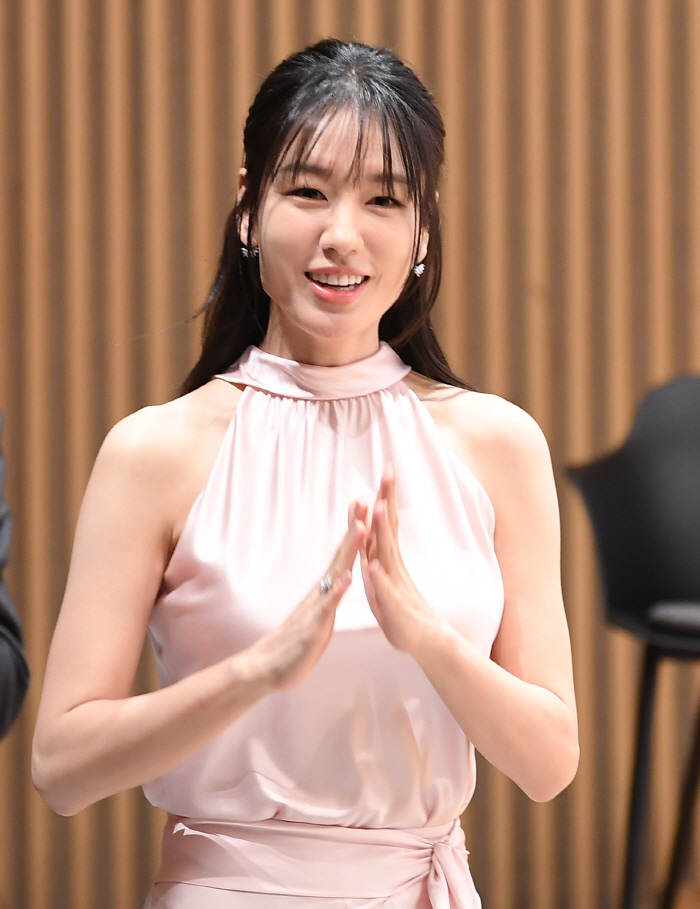 Eun-jin Ahn said, 'Dopamine explodes in the script...'Roco's thirst quenches'