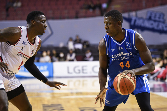  41.9% 13 vs 14.8% 4. Extreme 3-point shooting. Samsung won 89-75 in the lead in the articles of association. Jeong Kwan-jang lost two consecutive games to Samsung. Is it a natural enemy or a coincidence