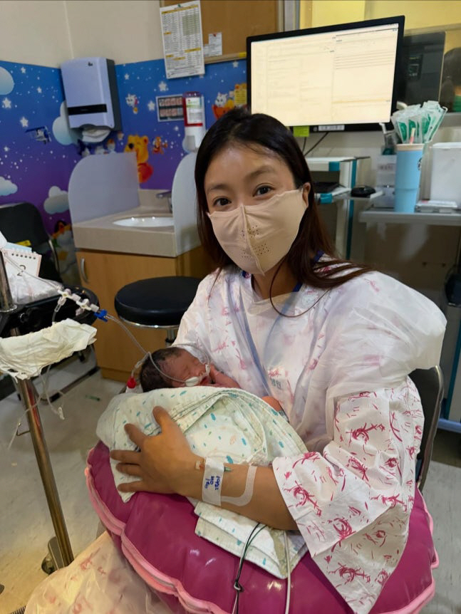 'Hug in a new life' Lee Si-young shed tears at her second-born daughter's feelings…Miracles After Divorce