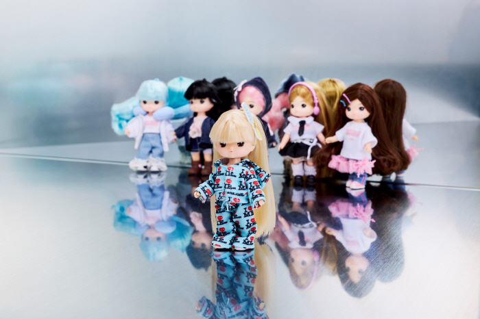 ILLIT’s ‘Not Cute Anymore’ Merchandise Sells Out Immediately After Preorders Open