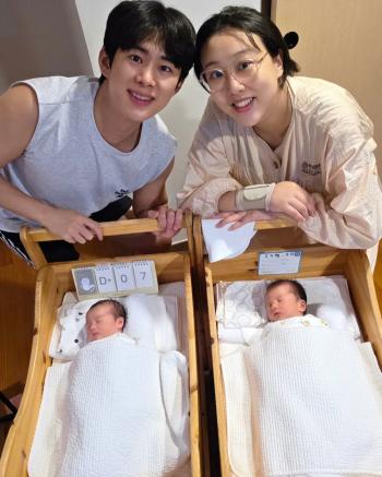 Im Lara ♥ Son Min-soo, who do you think you look like in your first family photo with twins after tears?