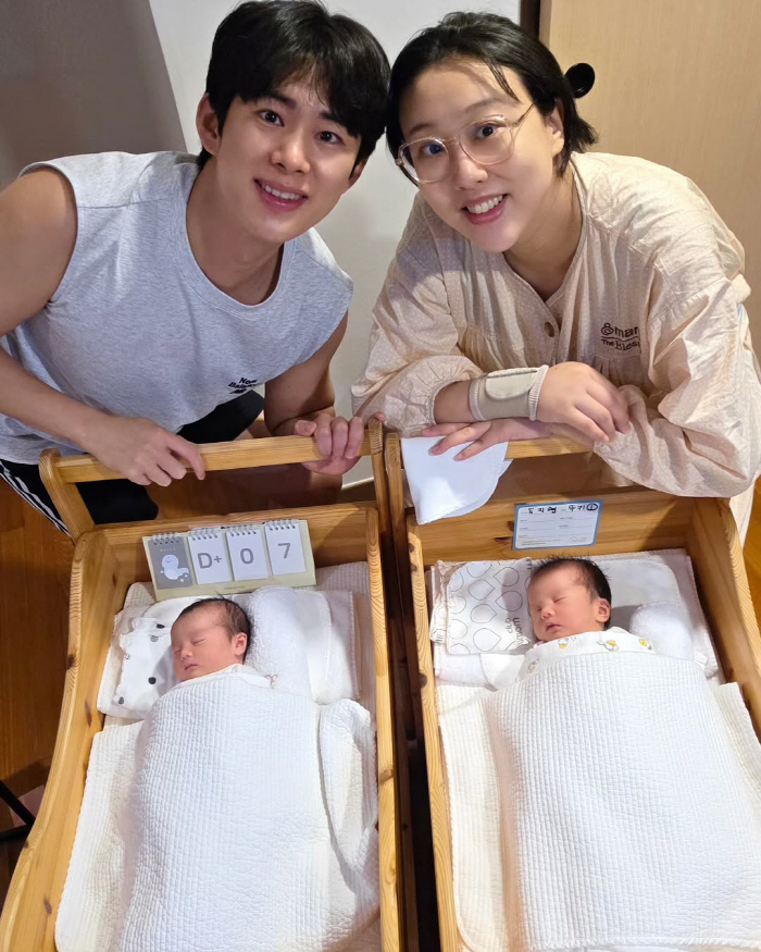 Im Lara ♥ Son Min-soo, who do you think you look like in your first family photo with twins after tears?