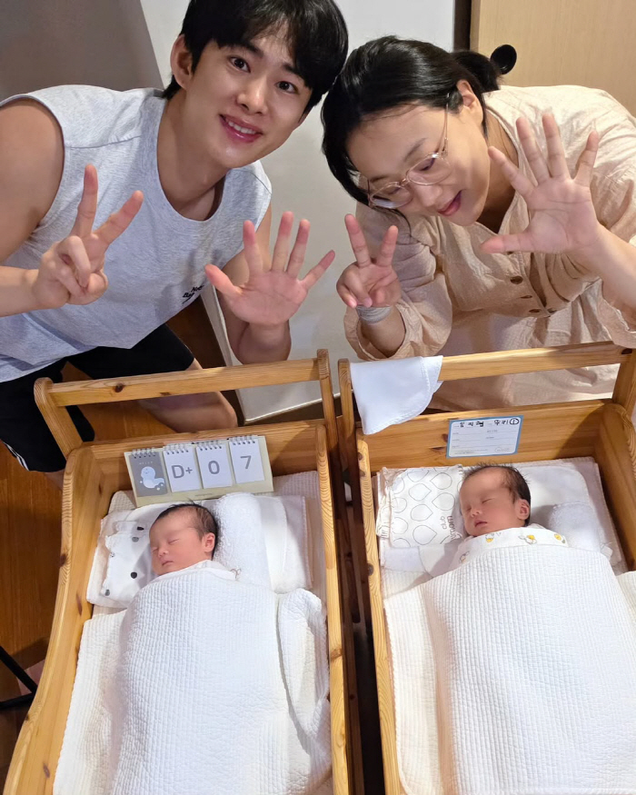 Im Lara ♥ Son Min-soo, who do you think you look like in your first family photo with twins after tears?