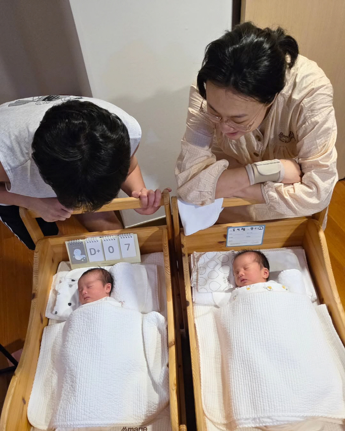 Im Lara ♥ Son Min-soo, who do you think you look like in your first family photo with twins after tears?