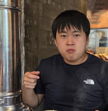 Jung Eun-pyo, Seoul National University, is sorry to tease him that he can't go on a diet even though he