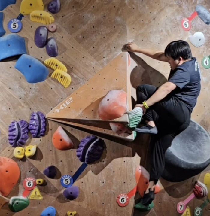 Jung Eun-pyo, Seoul National University, is sorry to tease him that he can't go on a diet even though he