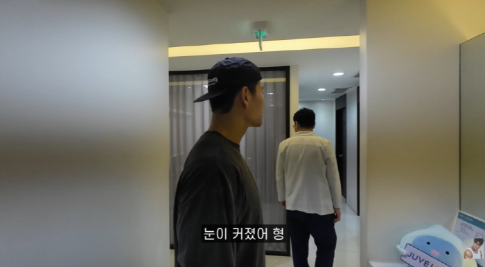 Kim Jong-guk bragged about his eyes getting bigger for the first time in his life, but his eyes are small, so he thought he was sleeping as a flight attendant (Ok Moon-ah)