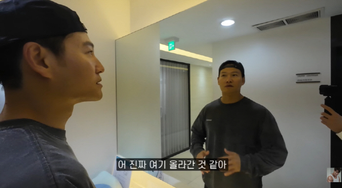 Kim Jong-guk bragged about his eyes getting bigger for the first time in his life, but his eyes are small, so he thought he was sleeping as a flight attendant (Ok Moon-ah)