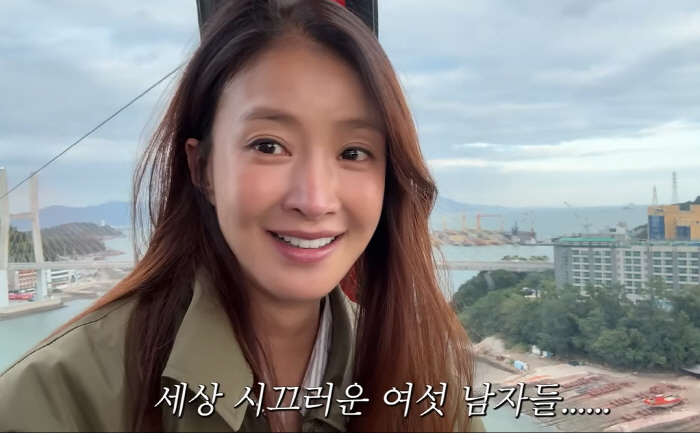 Lee Si-young, the last month of pregnancy, is preparing to give birth to a princess alone. Last camping with her son