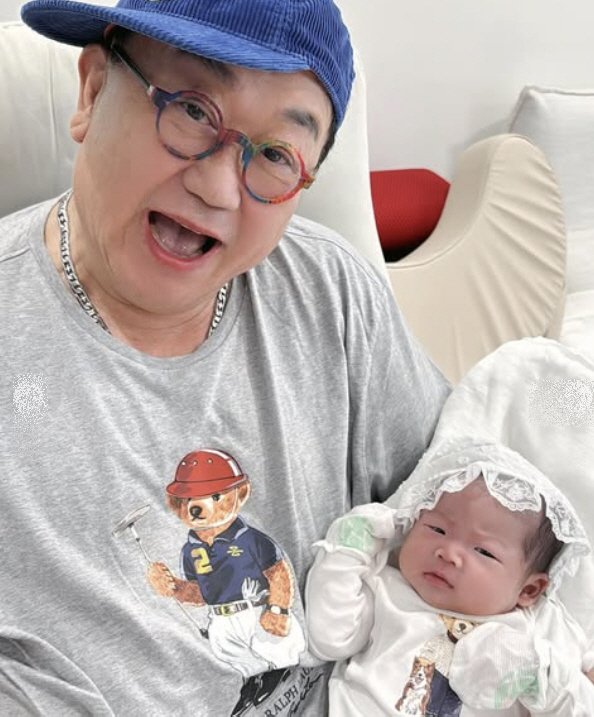 Lee Yong-sik, 73, is looking forward to another good news five months after the birth of his granddaughter I.L