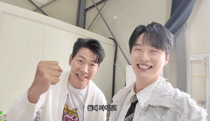 Lee Yong-sik, 73, is looking forward to another good news five months after the birth of his granddaughter I.L