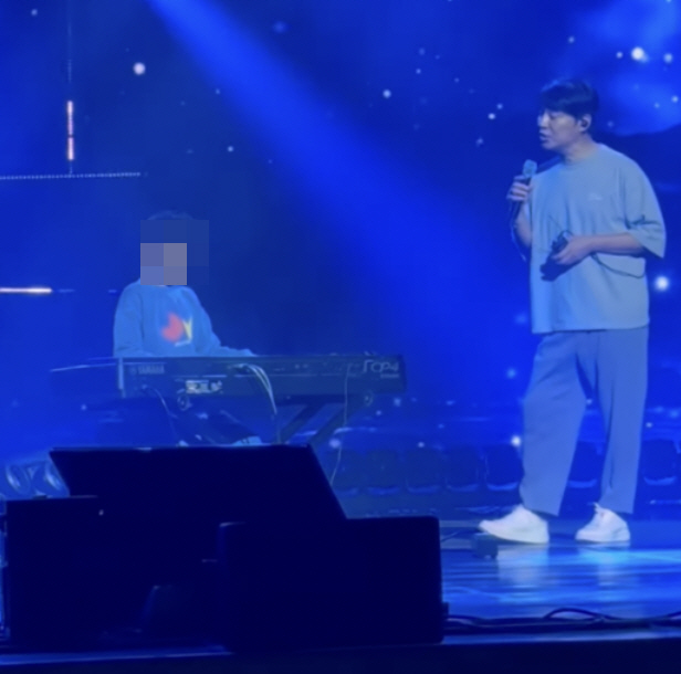 Lim Chang-jung's fourth son, an 8-year-old child, plays the piano at his father's concert