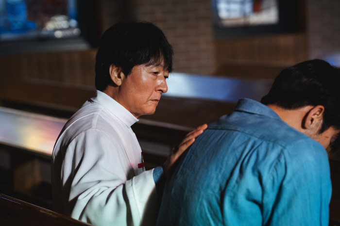  It's unfair just by looking at JI CHANG WOOK's eyes