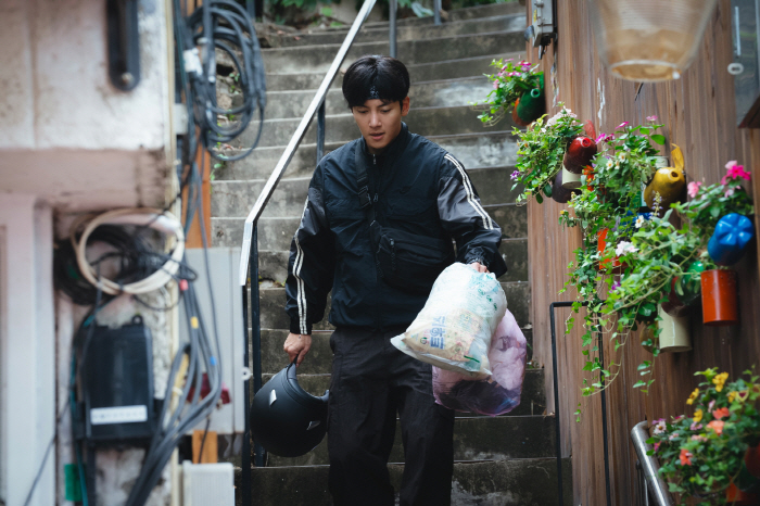  It's unfair just by looking at JI CHANG WOOK's eyes