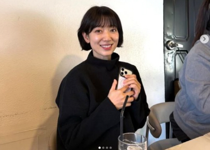 Park Shin-hye with short hair that goes against the times...The standard of 'young face mom' that shines even at the cafe.