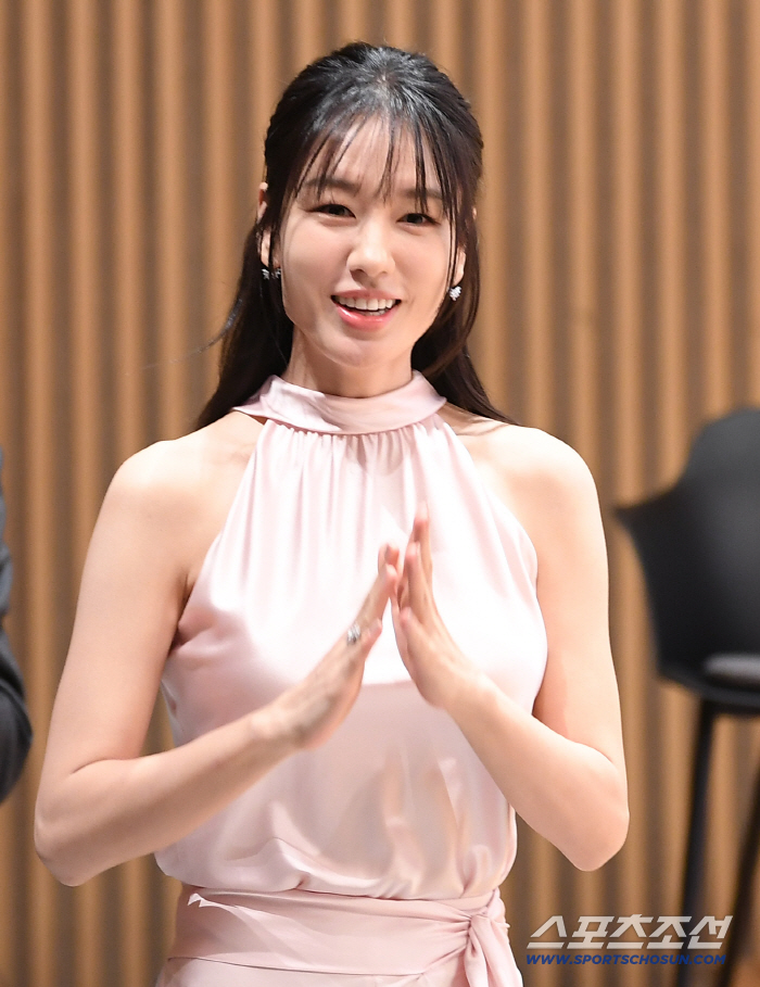  Ahn Eunjin, the pink goddess