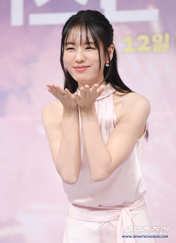  Ahn Eunjin, Rocco Queen's kiss gift