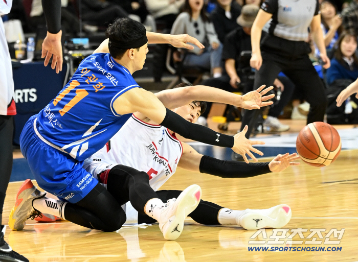  Byeon Jun-hyung passes Lee Kwan-hee's defense