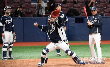  Catcher Park Dongwon caught the runner on second base