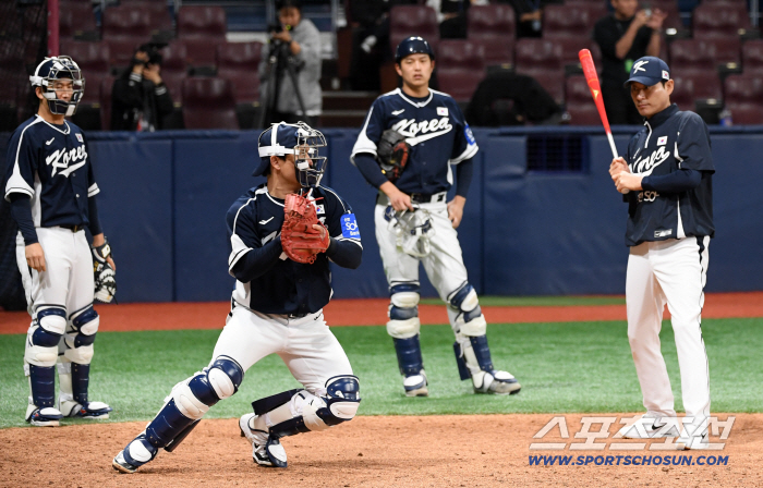  Catcher Park Dongwon throws to second base