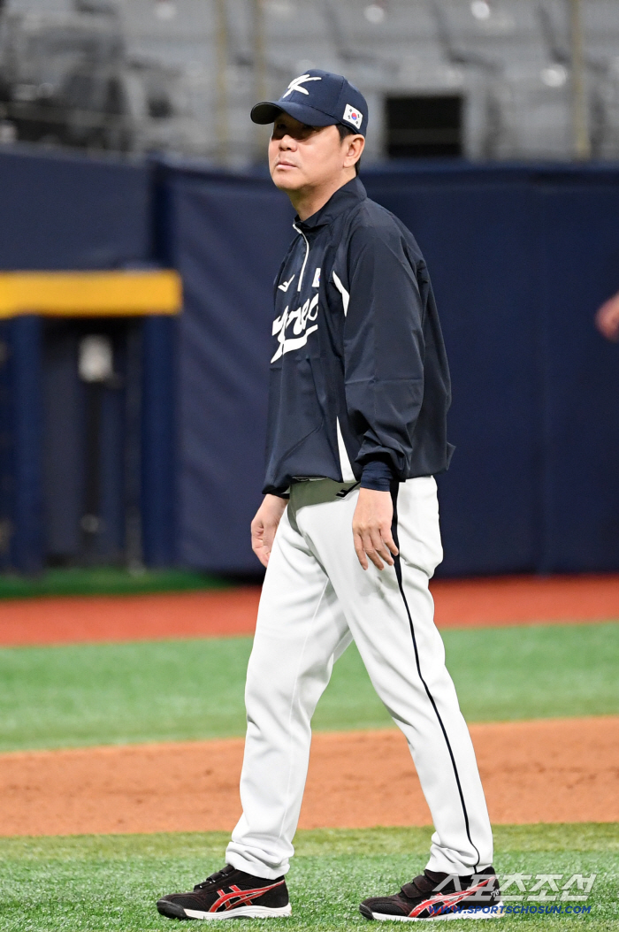  Director Ryu Ji-hyun in thought