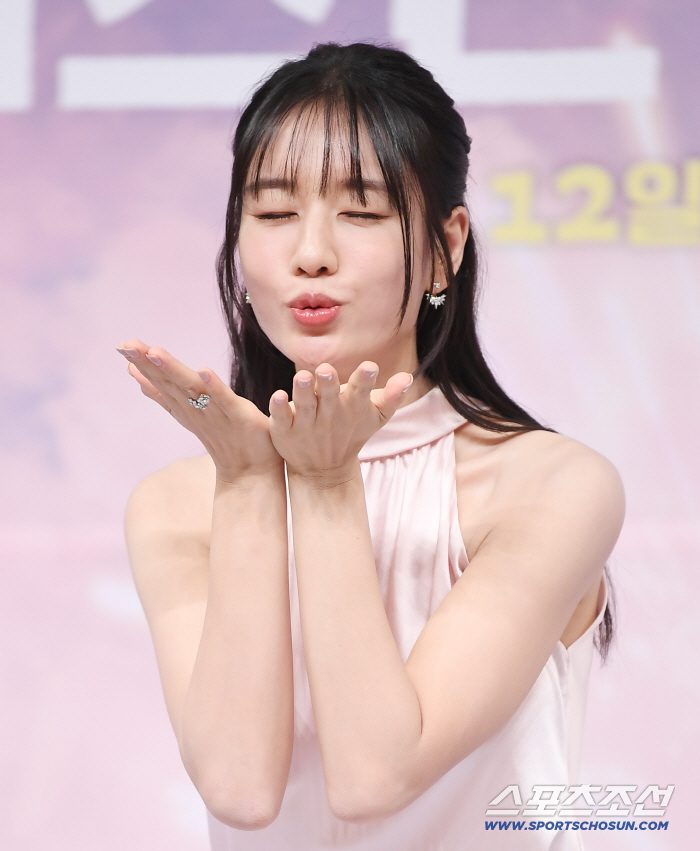  Eunjin Ahn, lips calling for a kiss