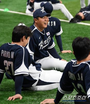  Han Donghee's smile is in full bloom