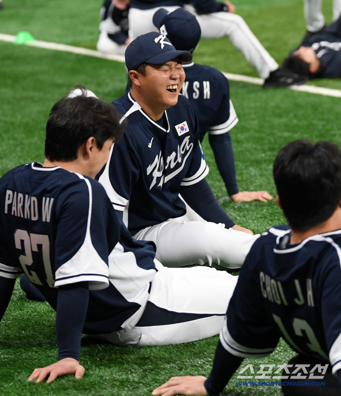  Han Donghee's smile is in full bloom