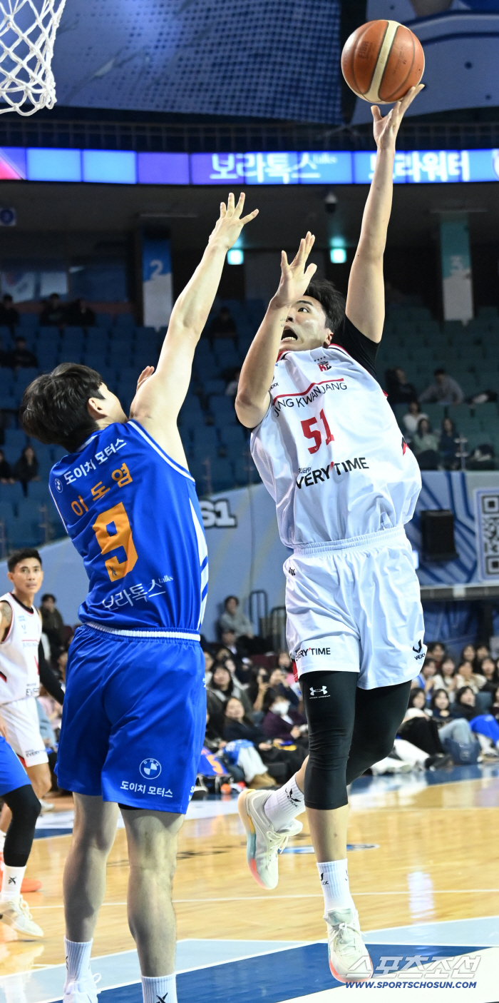  HAN SEUNG HEE, put it up with one hand