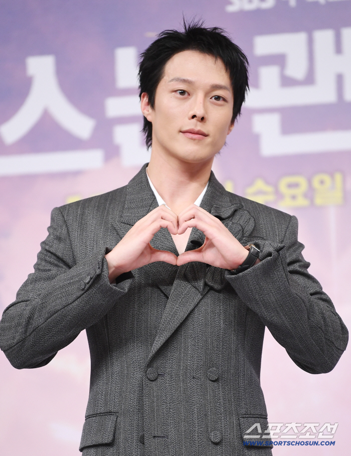  Jang Ki Yong, a dashing hand heart