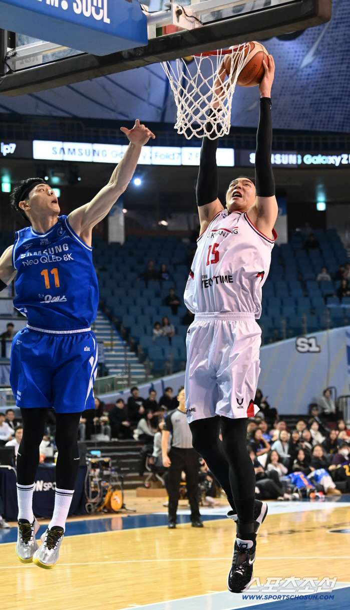  Kim Jong-gyu, Lee Kwan-hee, under the basket to avoid defense