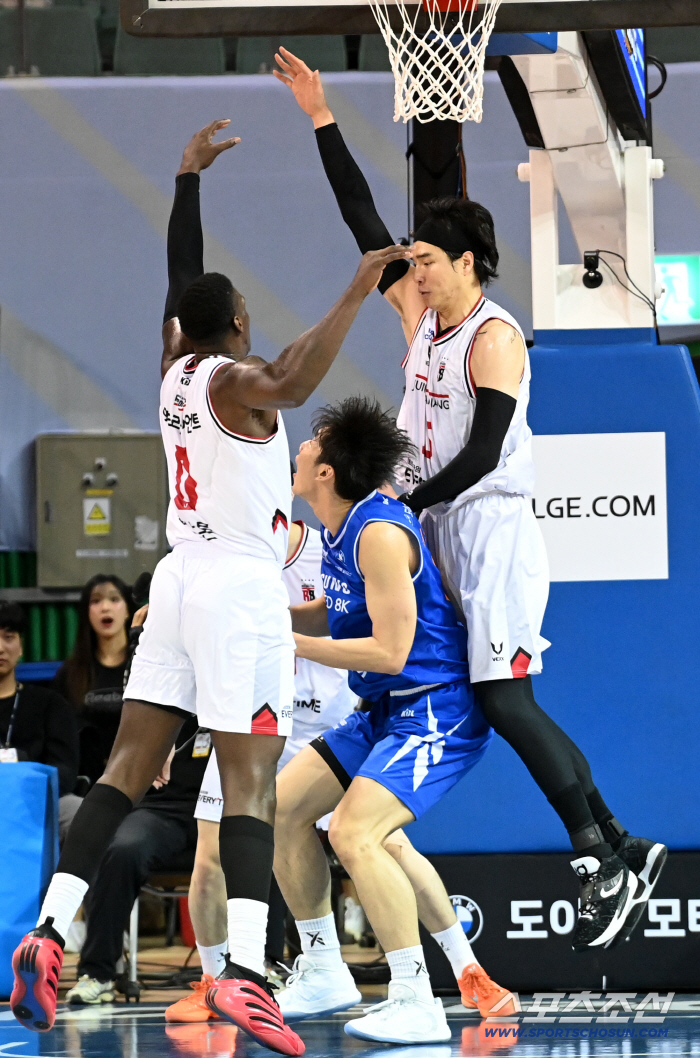  Kim Jong Kyu of Bryant, Lee Won Seok, Double Team Mark