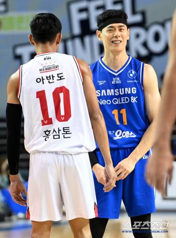  Lee Kwan-hee talking to Abando