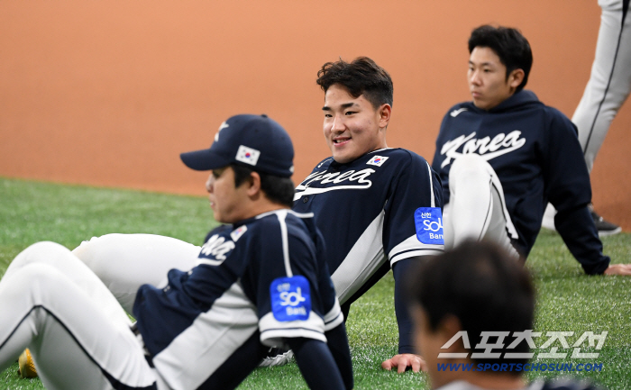  Now, Ahn Hyunmin, the national team member