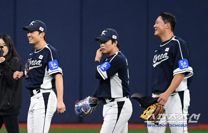  Park Hae Min and Moon Hyun Bin with Jae Won's national flag