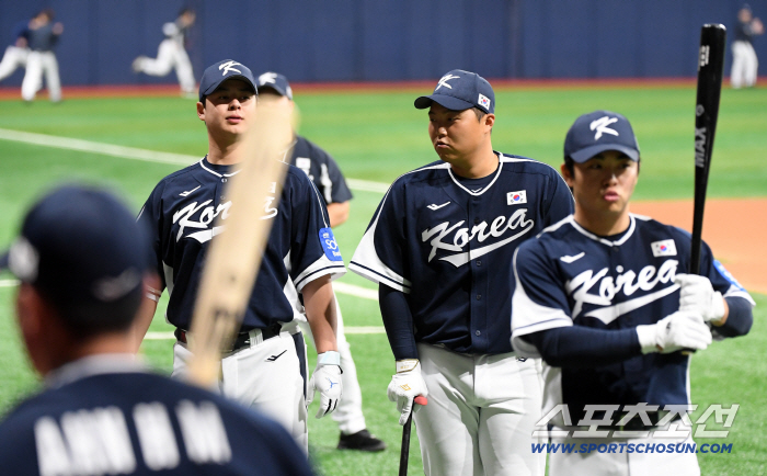  Roh Si-hwan, Han Dong-hee, a member of the national team