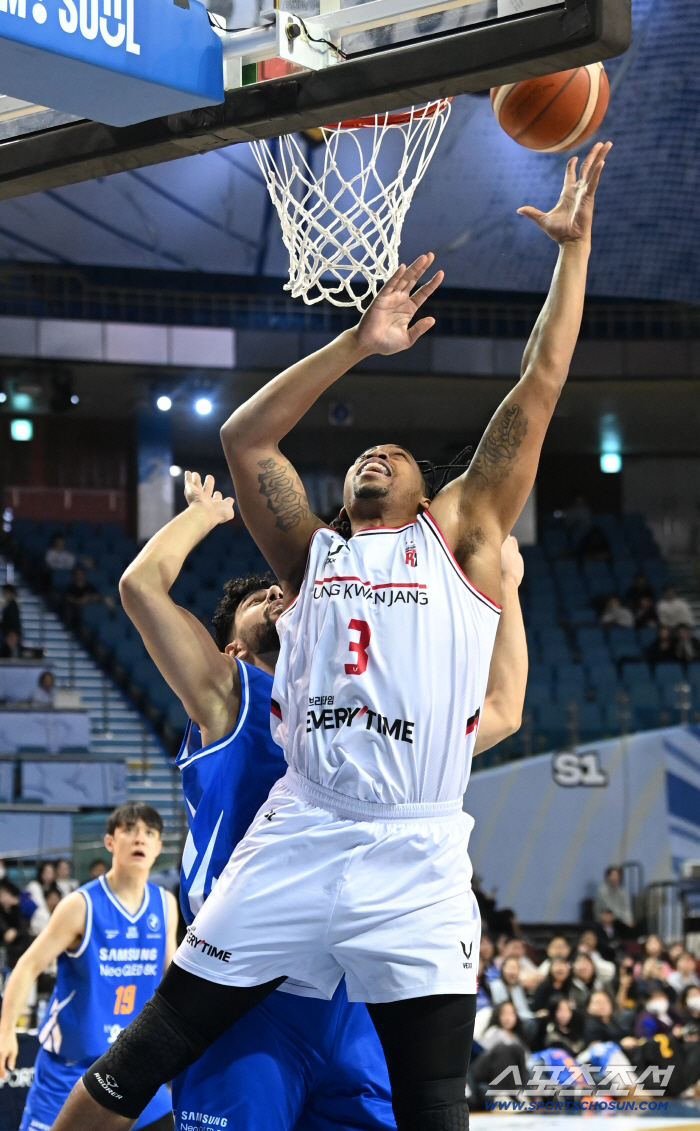  Washington shoots under the basket to avoid Kanter