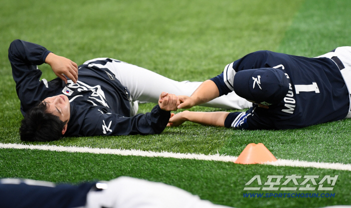  Wontae In Moon Dongjoo's two hands