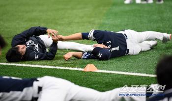  Wontae In Moon Dongju, two hands clasped tightly