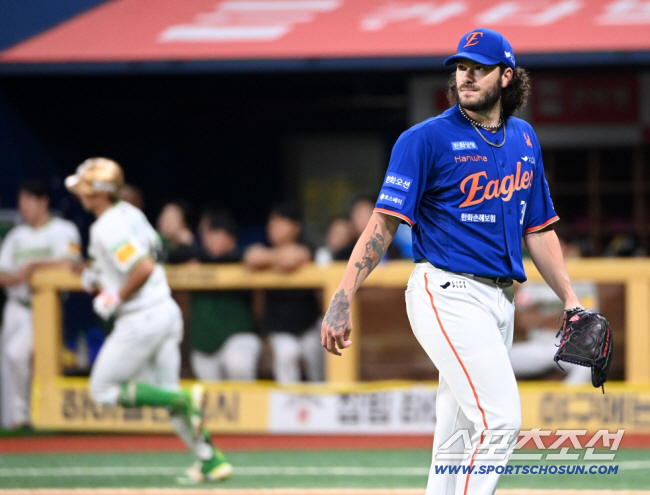 Ponce's SNS memories. Choi Jae-hoon, Moon Dong-ju, Jung Woo-ju, but why does Song Sung-moon come out. I feel good. We've also exchanged uniforms